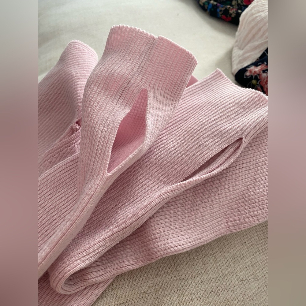 Zara Dusty Pink Knit Cold Shoulder Top with Thumb Holes - Picture 5 of 6